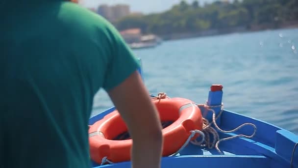 Лук Голубой Лодки Спасательным Буем — стоковое видео
