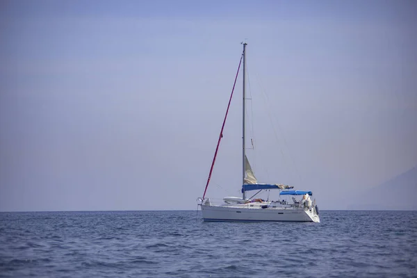 Sailboat navigate in sicily 2 — стоковое фото