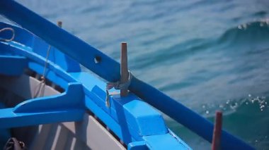 Küçük mavi bir teknenin küreği.