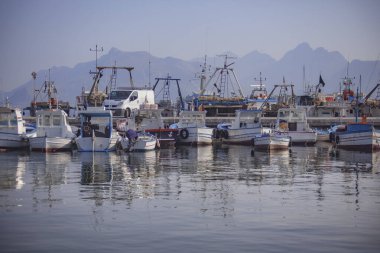 4. Gün batımında demir atmış tekneler