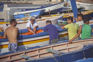 Adamlar 2 numaralı botu sürüklüyor.