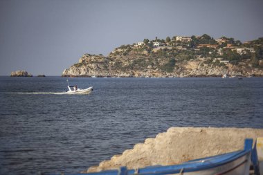 Sicilya 'da deniz kenarında tepe