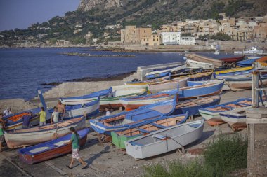 Günbatımında demir atmış tekneler.