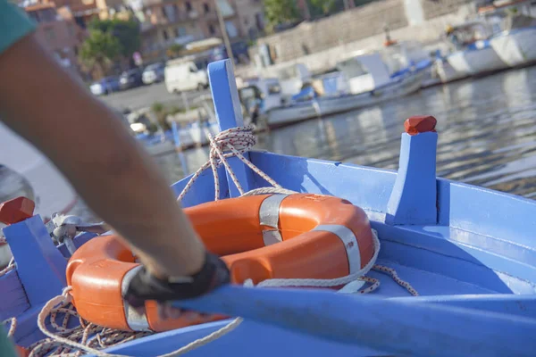 Detalle bote de remos con boya salvavidas — Foto de Stock