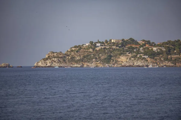 Λόφος στη θάλασσα στη Σικελία — Φωτογραφία Αρχείου