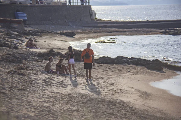 Ragazzi che si incontrano in spiaggia — Foto Stock