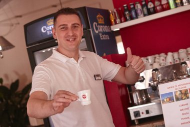 Barmen kahve servisi yapıyor.