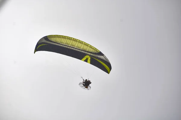 Parapente em voo — Fotografia de Stock