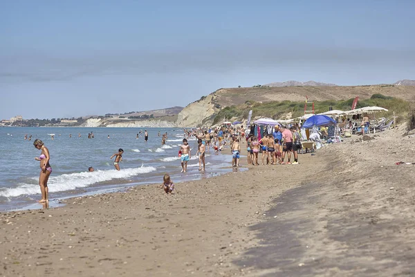 Bagnanti in riva al mare — Foto Stock