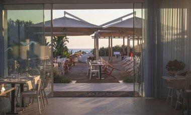 Akdeniz restoranı 7 'nin içinde.