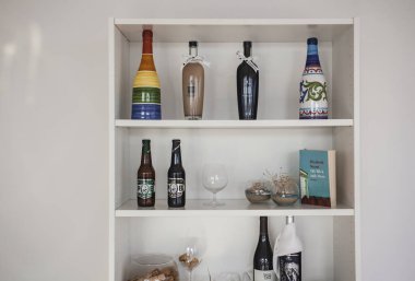 Renkli şişeli raflar