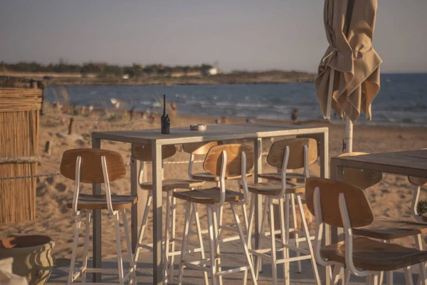 Pequeñas mesas en el bar de la playa — Foto de Stock