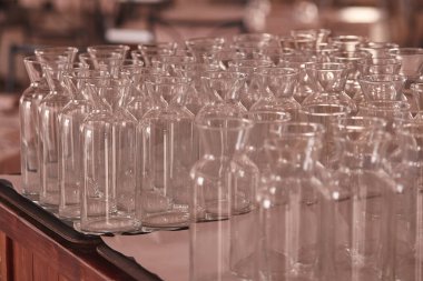 Kadehler ve sürahiler.