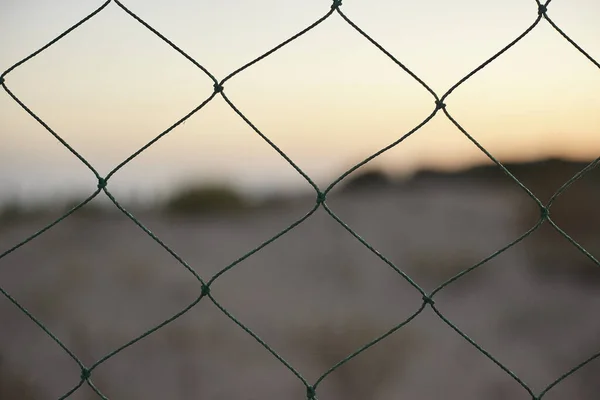 Drahtgeflecht in einem Strand — Stockfoto