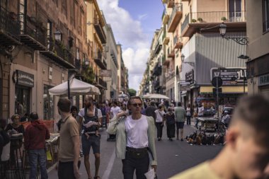 Palermo 3 'te Maqueda üzerinden kalabalık geliyor