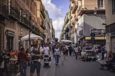 Palermo 4 'te Maqueda üzerinden kalabalık geliyor