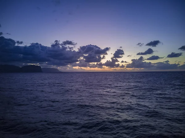 Hora azul no horizonte sobre o mar — Fotografia de Stock