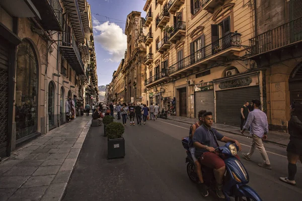 Utcai élet a Via Maquedában Palermo 3-ban — Stock Fotó