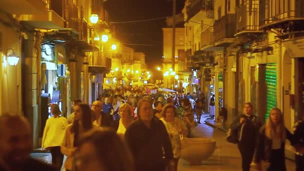 シチリア島のモンレール広場のすべての人々と夜の祭りの間に — ストック動画