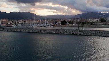 Palermo 'nun Sicilya sahili manzarası 
