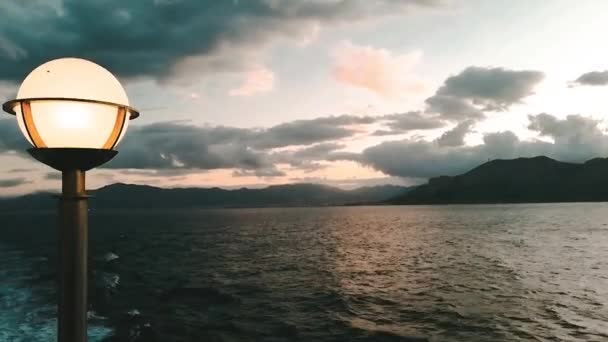 日没時に海から撮影パレルモのシチリア島の海岸の眺め — ストック動画