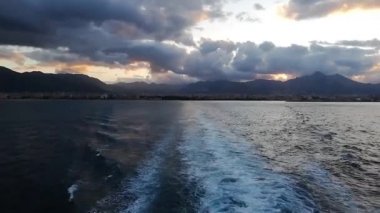 Gün batımında denizden alınan Sicilya Palermo sahili manzarası