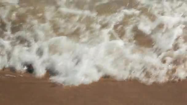 西西里莫迪卡海滩沙滩上的波浪 — 图库视频影像