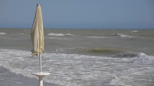 Parasol Plażowy Zamknięty Wzburzonym Morzem — Wideo stockowe