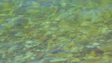 Akdeniz 'de su altındaki taşlar