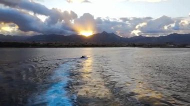 Gün batımında Sicilya 'da deniz üzerinde yüzen sürat teknesi