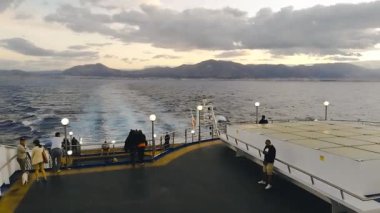 Seyrüsefer 2 sırasında feribot güvertesindeki insanlar.