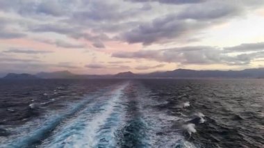 Bir seyir 2 sırasında feribot dalgası.