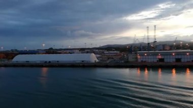 Şafak vakti Civitavecchia Limanı 5 numaralı denizden alındı.