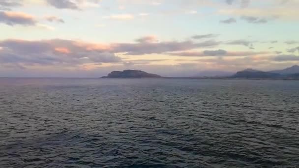 Sicilya Tepeleri Gün Batımında Denizden Görüldü — Stok video