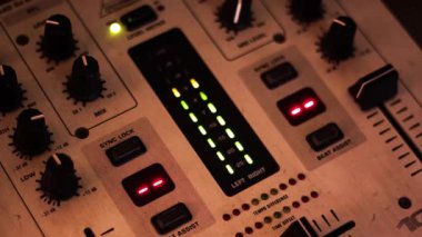 Ses düzeyi öncülüğünde ses karıştırıcıda