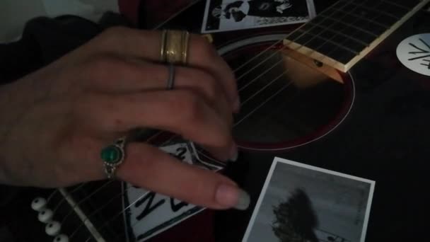 Tocar Guitarra Clásica Solo — Vídeos de Stock