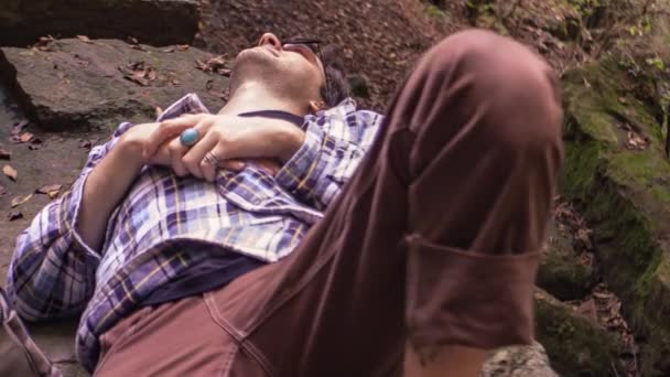 男孩躺在森林里沉浸在大自然中 — 图库视频影像