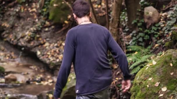 Niño Acostado Bosque Inmerso Naturaleza — Vídeos de Stock