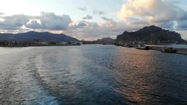 Palermo 6 'nın Sicilya sahili manzarası