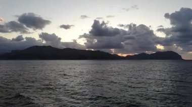 Gün batımında denizden alınan Sicilya Palermo sahili manzarası