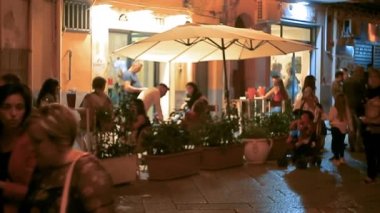 Sicilya 'da bir gece festivali sırasında meydandaki tüm insanlarla.