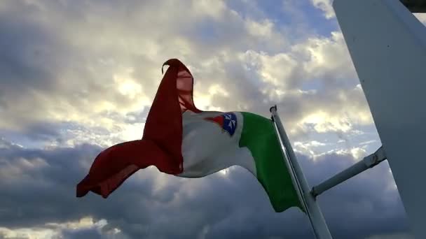 Rüzgarda Sallanan Talyan Bayrağı — Stok video