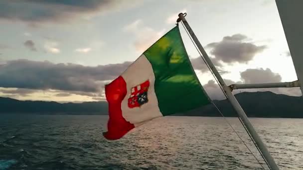 Italiaanse Vlag Wapperend Wind Bij Zonsondergang Zee — Stockvideo