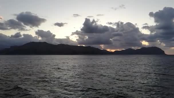 日没時に海から撮影パレルモのシチリア島の海岸の眺め — ストック動画