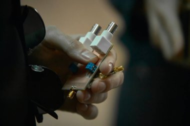 Elektronik bileşenleri elinizde tutun, görüntü makro mercekle alındı