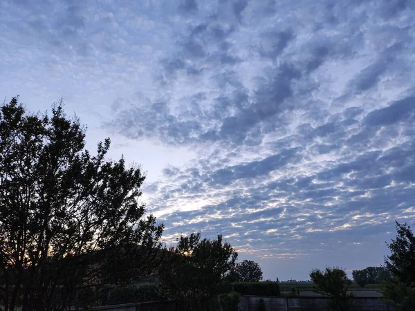 Wolkenlagen bij zonsondergang — Stockfoto