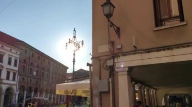 ROVIGO, ITALY 5 HAZİRAN 2020: İtalyan şehri Rovigo 'da acil durum sırasında tıbbi maskeli insanlar