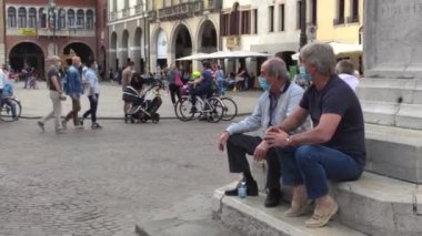 İtalya 'nın Rovigo 5 şehrinde tıbbi maskeli insanlar