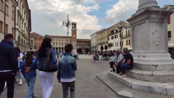 Rovigo イタリア5 6月2020 鮮やかな緊急事態の間にロビゴのイタリアの都市で医療マスクを持つ人々 — ストック動画