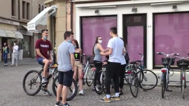 Rovigo Italy June 2020 의료용 마스크를 착용하고 도시를 사람들 — 비디오